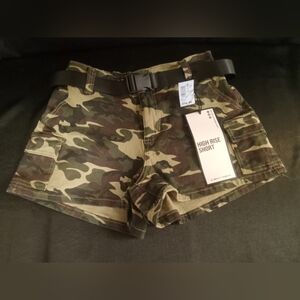 Almost Famous - High Rise Shorts - Jungle Camouflage print - Belt included